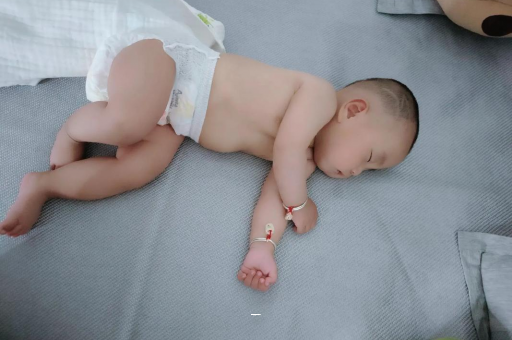 河池宝宝夏天要穿袜子吗 河池宝宝夏天要穿袜子吗